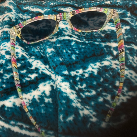 Colourful patterned sunglasses - Picture 3 of 3